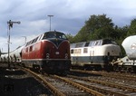 221 131-6 kreuzt im Bahnhof Dornap-Hahnenfurth die auf Ausfahrt wartende 221 146-4. Der Bahnhof Hahnenfurth (heute ein Stadtteil von Wuppertal) ist auch heute noch ein wichtiger Versandbahnhof der im Steinbruch Osterholz abgebauten Kalksteinprodukte. (11.06.1987) <i>Foto: Joachim Bügel</i>
