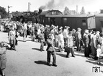 Bahnsteigszene auf einem unbekannten Berliner Bahnhof. Solche Aufnahmen sollten der Bevölkerung die Normalität des Alltags mitten im Krieg vorführen. (09.1942) <i>Foto: RVM (Ittenbach)</i>