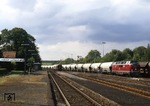 221 131-6 erreicht mit einem leeren Kalkzug den Bahnhof Dornap-Hahnenfurth (heute ein Stadtteil von Wuppertal). Im Steinbruch Osterholz in Hahnenfurth baut die Fa. Oetelshofen Kalkstein ab und veredelt ihn zu hochwertigen Branntkalk-Produkten. (11.06.1987) <i>Foto: Joachim Bügel</i>