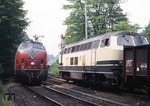 221 129-0 kreuzt mit Gag 58137 nach Rhodenhaus den mit 216 031-5 bespannten Ganzzug 58140 im Bahnhof Hofermühle auf der Angertalbahn. (01.07.1987) <i>Foto: Joachim Bügel</i>