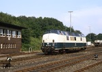 221 130-8 wartet am Fahrdienstleiterstellwerk von Dornap-Hahnenfurth auf den nächsten Einsatz. (30.06.1987) <i>Foto: Joachim Bügel</i>
