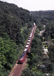 Blick von der Autobahnbrücke der BAB A 3 auf die im Angertal vorbeiziehende 221 144-9 vor Gag 58136. (02.07.1987) <i>Foto: Joachim Bügel</i>