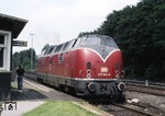 Plausch mit dem Fahrdienstleiter von Hofermühle im Angertal. (02.07.1987) <i>Foto: Joachim Bügel</i>