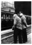 Bahnsteigplausch auf dem Anhalter Bahnhof in Berlin. (1929) <i>Foto: RVM</i>