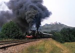 24 009 + 50 3501 mit einem Sonderzug vor der Wartburg bei Förtha. (28.07.1990) <i>Foto: A. Wagner</i>