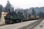 99 5903, die zum Jubiläum der vormaligen Nordhausen-Wernigeroder Eisenbahn AG (NWE) mit einem grünen Anstrich versehen wurde, trifft mit einem GmP in Alexisbad ein. (11.03.1977) <i>Foto: Peter Schiffer</i>