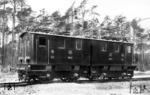 Preußische E.V. 3/4 (spätere E 73 04) für die Altonaer Hafenbahn. Zwischen 1911 und 1954 war die Altonaer Hafenbahn elektrifiziert. Der Strom wurde von der Hamburger S-Bahn bezogen, die zu dieser Zeit mit Einphasenwechselstrom mit einer Spannung von 6,3 kV und einer Frequenz von 25 Hz fuhr. Die Stromversorgung erfolgte über das bahneigenene Kohlekraftwerk in der Leverkusenstraße im Altonaer Stadtteil Bahrenfeld. (1923) <i>Foto: RVM</i>