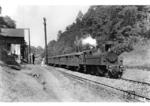 Ein Lokalbahnzug mit einer kkStB 229 (spätere Baureihe 75.7) an einem unbekannten Ort in Österreich. (1924) <i>Foto: Slg. Eisenbahnstiftung</i>