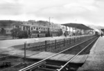 Akkutriebwagen 597/598 (späterer ETA 179 003) wartet als Sonderzug im Bahnhof Kettwig/Ruhr auf Ausfahrt nach Velbert. Auf der Stadtbahnlinie Düsseldorf - Ratingen - Essen (heutige S 6) läuft eine P 8 in den Bahnhof ein. (1930) <i>Foto: RVM (RBD Essen/Marotz)</i>
