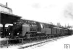 24 013 wartet vor E 267 im Bahnhof Schwerin. (1932) <i>Foto: Werner Hubert</i>