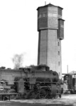 Die fabrikneue Kondenslok 52 1893 vor dem markanten Wasserturm des Bw Nikolajew (Ukraine). (08.1943) <i>Foto: RVM (Hollnagel)</i>