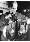 Einpassen der Lagerschalen in die Treibachse einer Dampflok. (1937) <i>Foto: RVM</i>