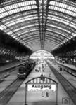 38 2056 ist soeben am Bahnsteig 3 (Gleis 4) des Kölner Hauptbahnhofs eingetroffen. (1932) <i>Foto: RVM</i>