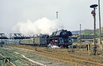 Auch in der DDR gab es offensichtlich den Schilderklau: Von Eisenbahn"freunden" ihrer Schilder beraubt, fährt 01 0510 mit P 3025 durch Gera-Süd. (19.04.1981) <i>Foto: Wolfgang Bügel</i>