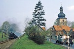 An der Kirche von Häselrieth passiert Dg 54445 das Einfahrsignal von Hildburghausen. (20.04.1981) <i>Foto: Wolfgang Bügel</i>