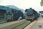 44 0235 wird im Bahnhof Hildburghausen für die Rückfahrt nach Meiningen als Schlusslok an einen planmäßigen Personenzug angekuppelt. 95 0027 wird ab hier den Dg 54445 bis Sonneberg allein weiterbefördern. (20.04.1981) <i>Foto: Wolfgang Bügel</i>
