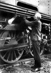 Sorgfältig werden alle Schmierstellen am Triebwerk abgeölt. (1934) <i>Foto: RVM</i>
