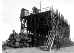 55 2897 vom Bw Werchowzewo (Wo) unter der imposanten Holzbekohlungsanlage des Bw Dolginzewo im Bezirk Dnjepropetrowsk (Ukraine). (1943) <i>Foto: RVM (Hollnagel)</i>