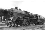 Im Jahr 1932 versuchte die Deutsche Reichsbahn durch die Verwendung hochfester Stähle den Kesseldruck zu steigern. Die von der Firma Krupp gebauten Versuchsfahrzeuge 04 001 und 002 wiesen jedoch nach kurzer Zeit Schäden an der Feuerbüchse auf, sodass man den Druck ab 1935 wieder herabsetzte und ihnen die Betriebsnummern 02 101 und 02 102 zuwies. Am 03.04.1939 explodierte der Kessel der 02 102 aufgrund von Wassermangel; daraufhin wurden beide Maschinen ausgemustert. (1932) <i>Foto: Werner Hubert</i>