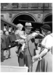 Bahnsteigszene in Berlin Anhalter Bahnhof. (1932) <i>Foto: RVM</i>