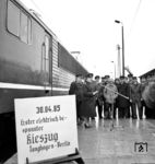 In Anwesenheit der Präsidentin der Reichsbahndirektion Schwerin - Renate Fölsch - wir der erste elektrisch bespannte Zug (bezeichnenderweise ein Güterzug !) im Bahnhof Langhagen verabschiedet. (30.04.1985) <i>Foto: Historische Sammlung der Deutschen Bahn AG</i>