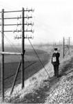 Herstellen einer Fernsprechverbindung auf der freien Strecke. (1931) <i>Foto: RVM</i>