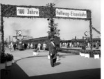 Als Hellwegbahn bezeichnet man die Bahnstrecke Dortmund – Soest. Am 1. Juli 1855 wurde die Strecke durch die Bergisch-Märkische Eisenbahn-Gesellschaft in Betrieb genommen, am 9. Juli 1855 verkehrte der erste fahrplanmäßige Zug. Zum 100-jährigen Jubiläum war der Bahnhof Dortmund Hbf dem Anlaß entsprechend geschmückt. (07.1955) <i>Foto: Willi Marotz</i>