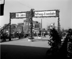 Am 1. Juli 1855 wurde die Strecke Dortmund - Soest durch die Bergisch-Märkische Eisenbahn-Gesellschaft in Betrieb genommen, am 9. Juli 1855 verkehrte der erste fahrplanmäßige Zug. Zum 100-jährigen Jubiläum war der Bahnhof Dortmund Hbf dem Anlaß entsprechend geschmückt. Am Bahnsteig steht ein neuer VT 95 mit VS. (07.1955) <i>Foto: Willi Marotz</i>