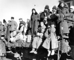 Flucht der deutschfreundlichen kaukasischen Bevölkerung vor der roten Armee in Kertsch (Krim). (1943) <i>Foto: RVM / Schuster</i>