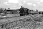 38 3074 verlässt mit einem stilechten Eilzug den Bahnhof Tübingen. (22.06.1968) <i>Foto: Wolfgang Bügel</i>
