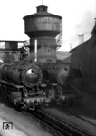 044 195-6 (44 1202) und die bereits ausgemusterte 044 390-3 (44 390) im Bw Ottbergen. (12.04.1976) <i>Foto: Joachim Bügel</i>