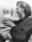 Für den Fotografen vorgetäuschte Idylle:Kleinkinderbetreuung durch die Deutsche Reichsbahn.Die Mütter mussten die im Krieg befindlichen Männer bei der Reichsbahn ersetzen. (1942) <i>Foto: RVM / Ittenbach</i>