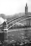 Eine unbekannte 39 hat soeben den Kölner Hauptbahnhof verlassen und fährt über die Hohenzollernbrücke auf die rechte Rheinseite nach Deutz. (12.1938) <i>Foto: RBD Köln (Felten)</i>