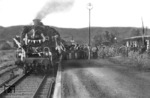 86 493 zog den Sonderzug zur Wiedereröffnung der südlichen Rurtalbahn zwischen Düren und Heimbach nach dem Zweiten Weltkrieg, hier im Haltepunkt Blens. (1950) <i>Foto: Fischer</i>