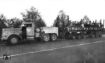 Betriebsausflug der Culemeyer-Firmenbelegschaft auf einem auf Straßenrollern verladenen R-Wagen (Stg 93264). (1937) <i>Foto: Slg. Eisenbahnstiftung</i>