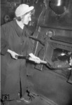 Die Bundesbahndirektion Köln griff Ende der 1950er Jahre zu ungewöhnlichen Methoden, um dem Personalmangel an qualifiziertem Lokpersonal zu begegnen und stellte Frauen als Heizer ein, die wie hier im Bw Gremberg die Dampfloks mit Ruhefeuer versorgen sollten. (1959) <i>Foto: Fischer</i>