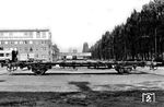 Speziell für stoßempfindliche Güter entwickelte die Fa. Talbot in Aachen den Behältertragwagen BTmms 01 mit Langhubstoßdämpfern. (1962) <i>Foto: WER (Talbot)</i>