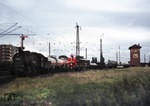 Eher selten waren die Ausflüge der Gremberger 55er in den Kölner Norden. Hier läuft 055 538-3 (55 3538) als Zugleitungsreservelok mit dem abendlichen Nahgüterzug aus Gremberg in den Güterbahnhof Köln-Nippes ein. (18.08.1972) <i>Foto: Peter Schiffer</i>