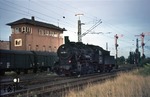 055 538 (55 3538) wartet vor dem markanten Fdl-Stellwerk "Nsf" in Köln-Nippes auf Rückfahrt nach Gremberg. (18.08.1972) <i>Foto: Peter Schiffer</i>