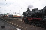 103 174 begegnet mit IC "Herrenhausen" im Bahnhof Köln-Mülheim der mit einem Sonderzug ins Bergische Land wartenden 38 2383. (28.05.1972) <i>Foto: Peter Schiffer</i>