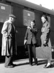 Auskunft am Zug: Eine für den RVM-Fotografen gestellte Bahnsteigszene, vermutlich in Berlin-Anhalter Bahnhof. Vgl. auch Bild "Frauen bei der Reichsbahn (5)" (1942) <i>Foto: RVM / Ittenbach</i>