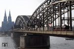 012 063-4 (01 1063) mit einem Sonderzug nach Remscheid-Lennep auf der Kölner Hohenzollernbrücke. (24.03.1973) <i>Foto: Peter Schiffer</i>