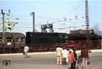 Obwohl die Dampflok 1973 noch alltäglich war, verfolgen den Sonderzug mit 012 063-4 (01 1063) die neugierigen Blicke der Spaziergänger an der Hohenzollernbrücke. (24.03.1973) <i>Foto: Peter Schiffer</i>