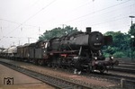 Die Urahnin der Baureihe 50 war lange Zeit im Bw Köln-Eifeltor beheimatet. Hier befördert 050 001-7 (50 001) einen Nahgüterzug von Gereon nach Eifeltor im Bahnhof Köln-West. (10.07.1973) <i>Foto: Peter Schiffer</i>