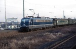 184 111 fährt mit N 3928 nach Kleve in den Bahnhof Köln-Longerich ein. (22.02.1972) <i>Foto: Peter Schiffer</i>