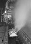 78 207 in der damals modernsten Dampflokwaschanlage im Bw Köln-Deutzerfeld. (1961) <i>Foto: Fischer, Slg.Eisenbahnstiftung</i>