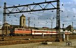 ÖBB 1042.638 verlässt mit dem "Arlberg-Express" (Paris - Wien) den Bahnhof Attnang-Puchheim. Beachtenswert auch das alte Oberleitungstragwerk, das bereits Carl Bellingrodt im Jahr 1942 als Kulisse mit der stromlinienverkleideten 03 1090 diente (vgl. Bild-Nr. 18512). (04.05.1979) <i>Foto: Peter Schiffer</i>
