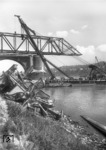 Wiederaufbau der Horchheimer Brücke über den Rhein zwischen Koblenz-Oberwerth und Horchheim. Sie verbindet die linke mit der rechten Rheinstrecke. (1947) <i>Foto: Slg. Eisenbahnstiftung</i>