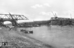 Einschub des Brückenüberbaus an der Horchheimer Brücke in Koblenz. (1947) <i>Foto: Slg. Eisenbahnstiftung</i>
