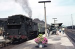 064 289-2 rangiert Kurswagen aus dem Frankfurter Eilzug an den D 594 Stuttgart - Hamburg. Anschließend wird sie der führenden V 200 (220 061) noch Anschubhilfe geben. (07.08.1972) <i>Foto: Peter Schiffer</i>